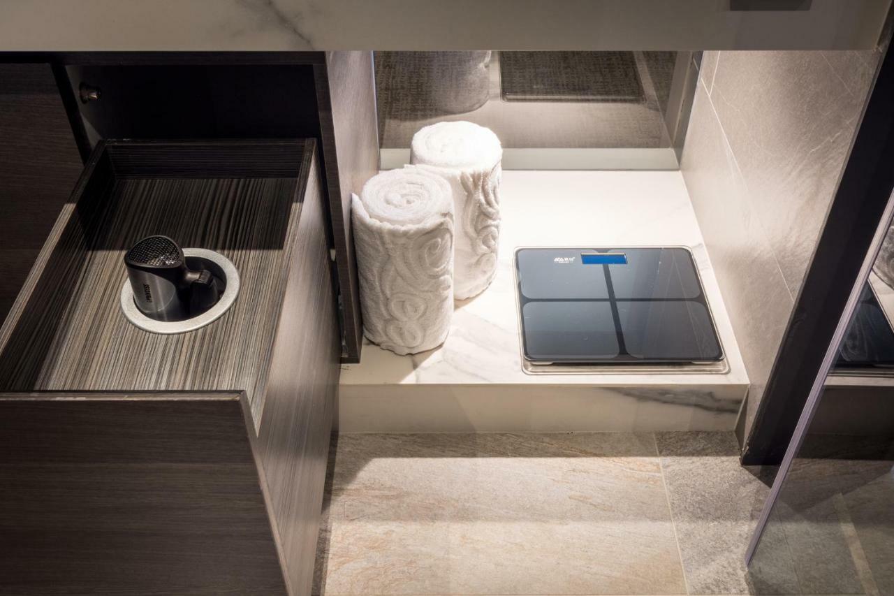 Park Lees Hotel Гаосюн Екстер'єр фото A digital bathroom scale